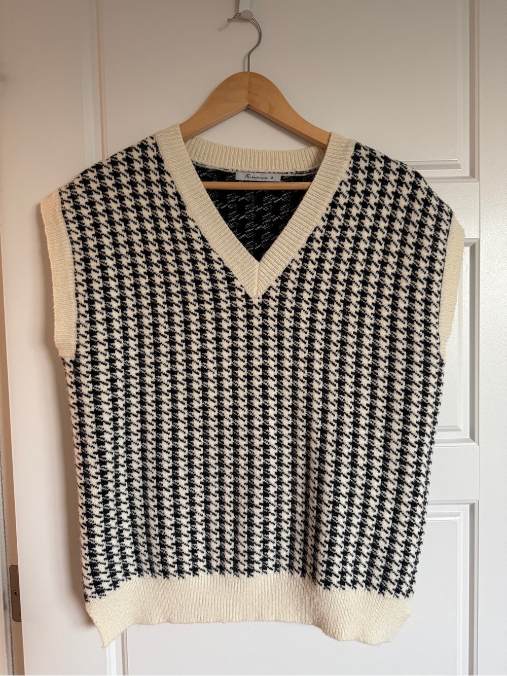Black & Cream Houndstooth V-Neck Sweater Vest